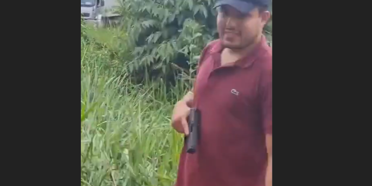Vídeo: Homem com arm@ de fogo causa tensã0 em pr0testo na BR-174