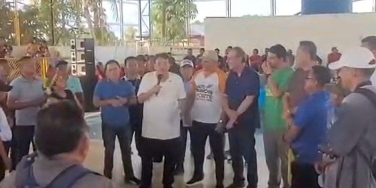 Vídeo: Eduardo Braga humilha vereador e bate boca com população no interior: ‘não fez p0rra nenhuma’