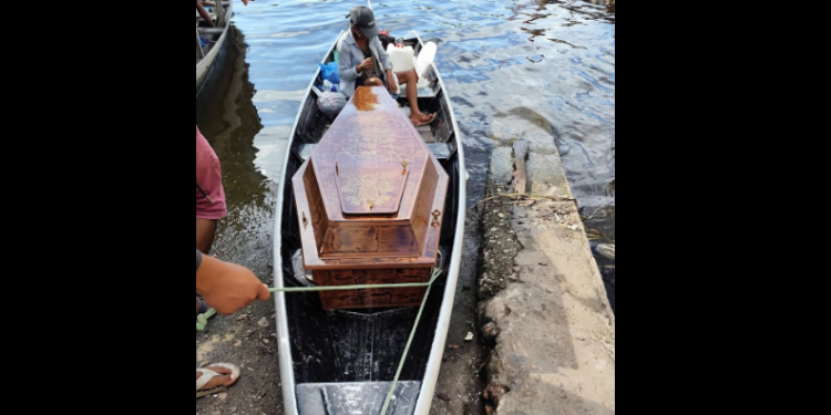 Em canoa com o caixão do filho ass@ssinad0 em Maués, mãe lamenta: ‘Ele não quis me ouvir’