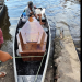 Em canoa com o caixão do filho ass@ssinad0 em Maués, mãe lamenta: ‘Ele não quis me ouvir’
