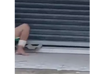 Vídeo: No interior do AM, homem dá ‘l3it1nh0’ para mulher na calçada e r3volta moradores