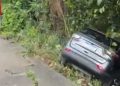 Vídeo: motorista leva fechada de caminhão e vai parar no mato com o carro em Manaus