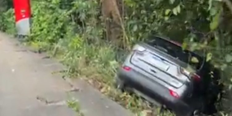 Vídeo: motorista leva fechada de caminhão e vai parar no mato com o carro em Manaus
