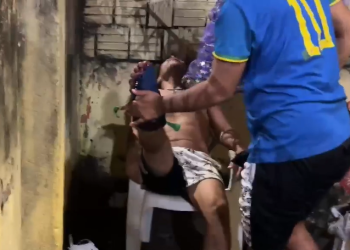 Em Itacoatiara, cirandeiro leva t1r0 após casa quase ser tomada por cr1m1n0s0s