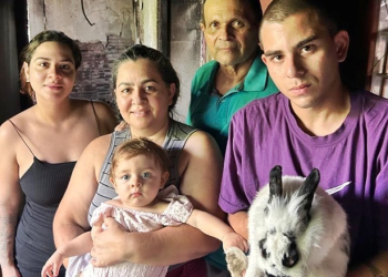 Coelha ‘Nina’ acorda moradores e eles escapam de incênd1o em casa no Petrópolis