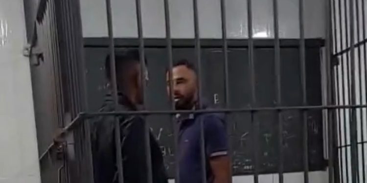 Vídeo: rapazes de coração puro quase vão pra p0rrada dentro de cela