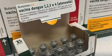 Ministério da Saúde confirma duas mortes e suspende aplicação da vacina contra a dengue