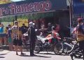 Vídeo: muro desaba em cima de homem que esperava o ônibus em Manaus