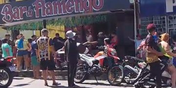 Vídeo: muro desaba em cima de homem que esperava o ônibus em Manaus