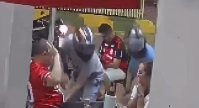 Vídeo: Câmeras de segurança registram assalt0 a casal em bar de Manaus