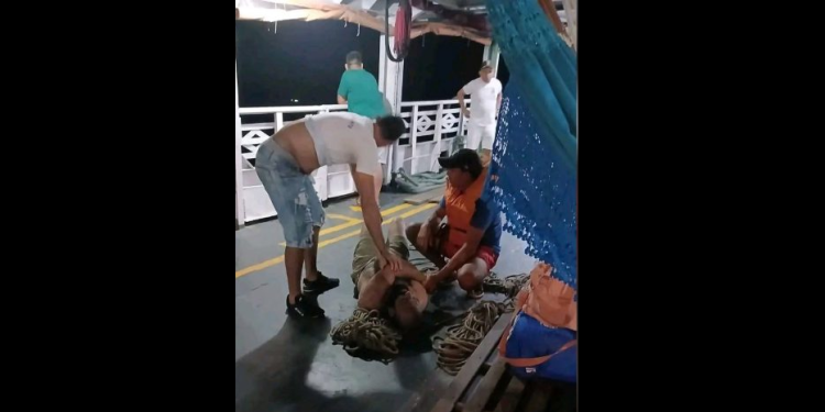 Perto de Itacoatiara, homem cai da embarcação, é resgatado e hospitalizado