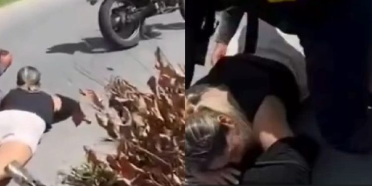 Mulher é socorrida no asfalto após cair com a moto na Z0na Norte de Manaus