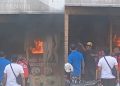 Vídeo: lanchonete pega fogo na Compensa e deixa proprietário desesperado 