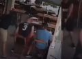 Veja momento em que bandido anuncia assalt0 a policiais de folga e acaba m0rto