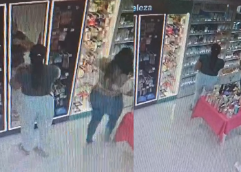 Vídeo: Mulheres furt@m produtos de beleza e fog3m sem ninguém perceber em loja em Manaus
