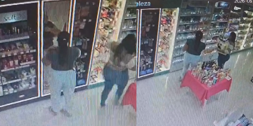 Vídeo: Mulheres furt@m produtos de beleza e fog3m sem ninguém perceber em loja em Manaus