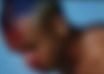 Vídeo: esposa enche marido de p0rrada e obriga ele a pedir perdão por traição: ‘pra ele aprender’