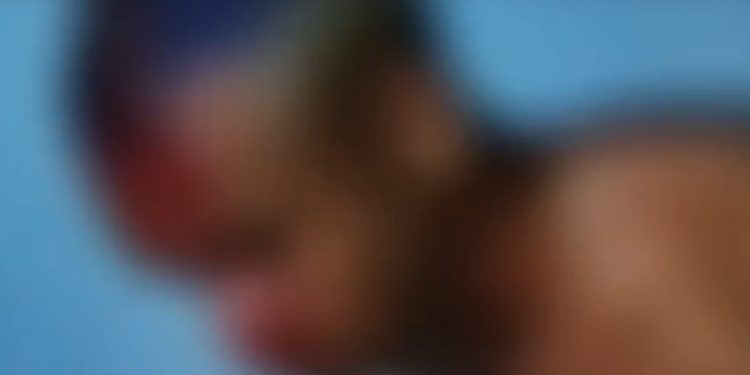 Vídeo: esposa enche marido de p0rrada e obriga ele a pedir perdão por traição: ‘pra ele aprender’