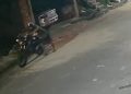 Vídeo de alerta: câmera grava bandidos furtand0 moto em Manaus
