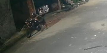 Vídeo de alerta: câmera grava bandidos furtand0 moto em Manaus