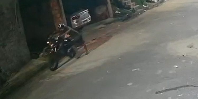 Vídeo de alerta: câmera grava bandidos furtand0 moto em Manaus