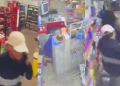 Vídeo mostra trio que m@tou dono de mercadinho chegando ao local em Manaus; veja