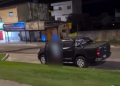 Vídeo: Motora a fim de aventura é flagrado recebendo ‘ball cat’ no meio da rua em Manaus