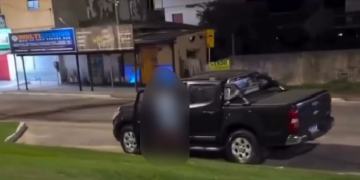 Vídeo: Motora a fim de aventura é flagrado recebendo ‘ball cat’ no meio da rua em Manaus