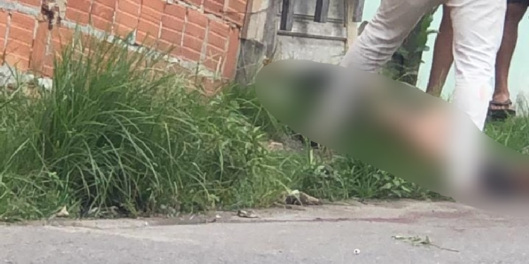 Na Zona Leste de Manaus, motociclista bat3 em muro e fica grav3mente ferid0