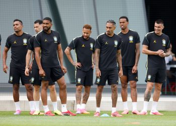 Desacreditado e sem Neymar, Brasil tenta provar contra o Haiti que ainda sabe jogar bola