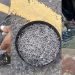 Vídeos: carga de pregos cai na rua e inferniza vida de motoqueiros em Manaus: ‘tiramos três baldes’