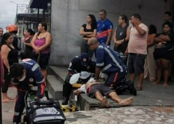 Imagem forte: homem m0rre nos braços de socorristas do Samu em Manaus