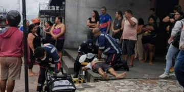 Imagem forte: homem m0rre nos braços de socorristas do Samu em Manaus