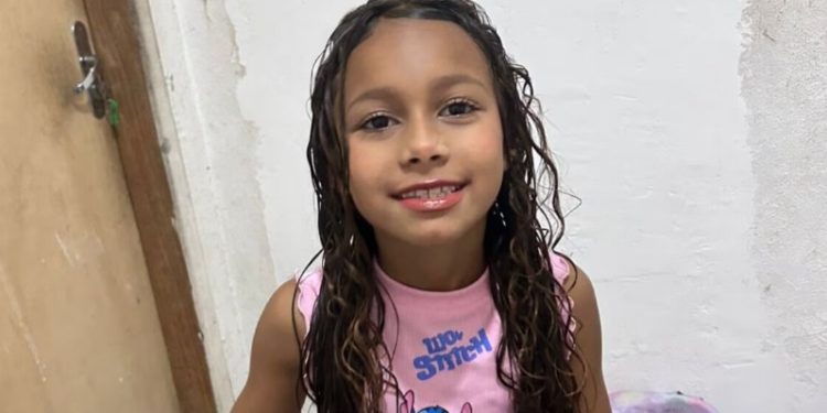 Menina de 7 anos m0rre com tir0 na cabeça por bandid0s que procuravam o pai dela