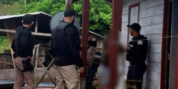 Mãe chega em casa, flagra marido e$tuprand0 a filha dela e enche ele de p0rrada no AM