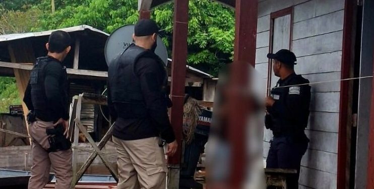 Mãe chega em casa, flagra marido e$tuprand0 a filha dela e enche ele de p0rrada no AM