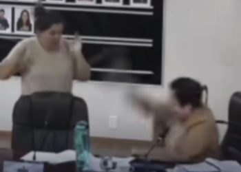 Irritada durante discurso, vereadora joga microfone contra servidora; veja o vídeo