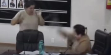 Irritada durante discurso, vereadora joga microfone contra servidora; veja o vídeo