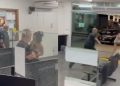 Vídeo: Dentro de delegacia, mulher trans faz barraco, toma celular de agente e é contida por policiais