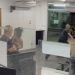 Vídeo: Dentro de delegacia, mulher trans faz barraco, toma celular de agente e é contida por policiais