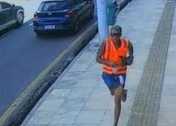 Flanelinha ataca turista com faca após desentendimento em frente a hotel; veja