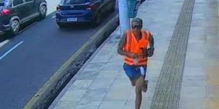Flanelinha ataca turista com faca após desentendimento em frente a hotel; veja