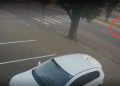 Vídeo: Ciclista bate em amigas que tiravam foto em ciclovia, cai na pista e m0rr3 atr0pel4do