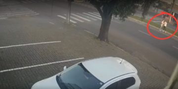 Vídeo: Ciclista bate em amigas que tiravam foto em ciclovia, cai na pista e m0rr3 atr0pel4do