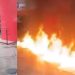 Veja: Revoltado com suposta gasolina adulterada, homem incendeia posto de combustíveis