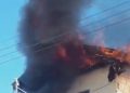 Vídeo: Chamas tomam conta de residência e assustam moradores em Tefé