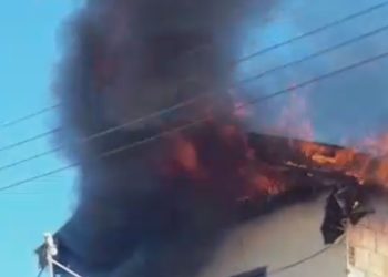 Vídeo: Chamas tomam conta de residência e assustam moradores em Tefé