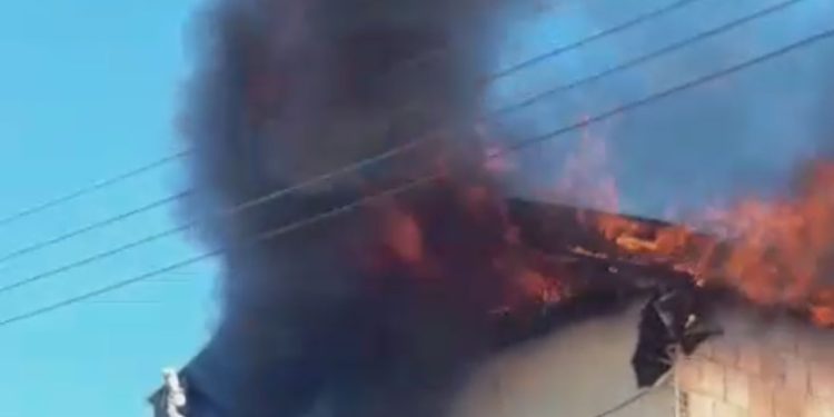 Vídeo: Chamas tomam conta de residência e assustam moradores em Tefé