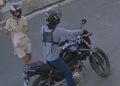 Vídeo mostra momento em que criminosos roubam bolsa de mulher e escapam de moto no Nova Cidade