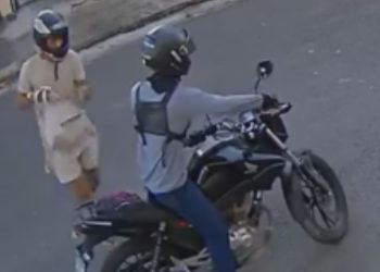 Vídeo mostra momento em que criminosos roubam bolsa de mulher e escapam de moto no Nova Cidade